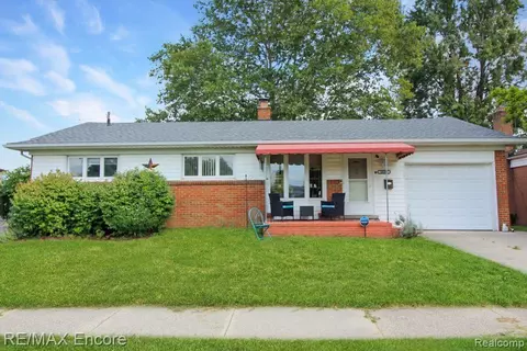 28280 Academy St, Roseville, MI 48066
