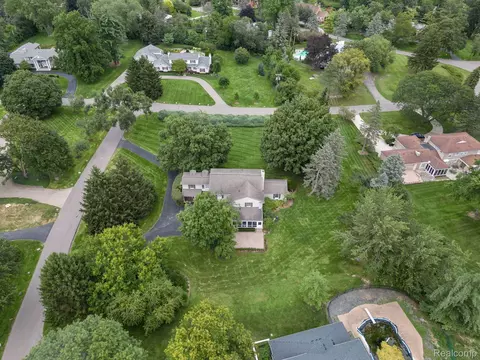 225 Woodberry Dr, Bloomfield Hills, MI 48304
