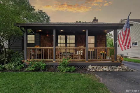 5249 Drayton Rd, Clarkston, MI 48346