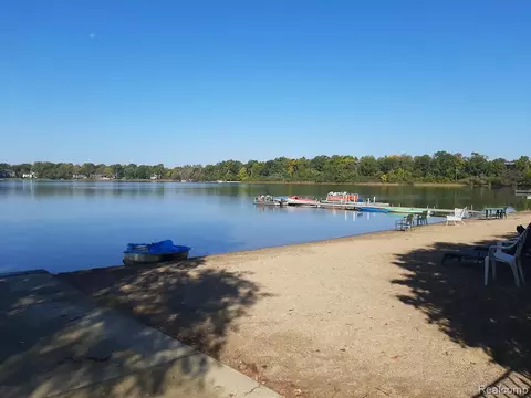 2021 Klingensmith Rd #87, Bloomfield Hills, MI 48302