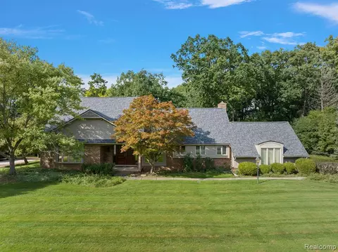 1872 W Bend Dr, Bloomfield Hills, MI 48302