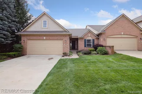 1346 Waverly Dr, White Lake, MI 48386