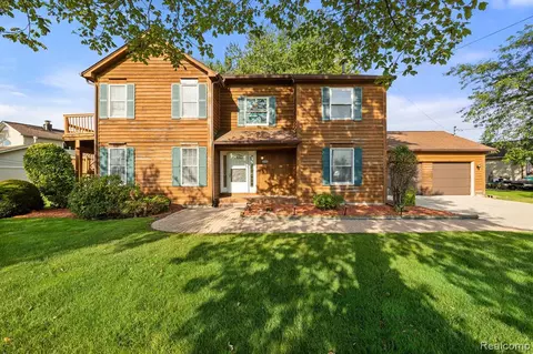 37509 Lakeville St, Harrison Township, MI 48045