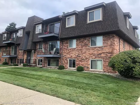 119 Riviera Dr #20, Saint Clair Shores, MI 48080