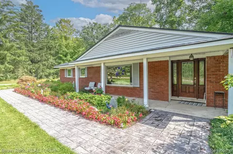 306 Wimberly Dr, Rochester Hills, MI 48306