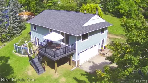 851 Grix Ct, Lake Orion, MI 48362