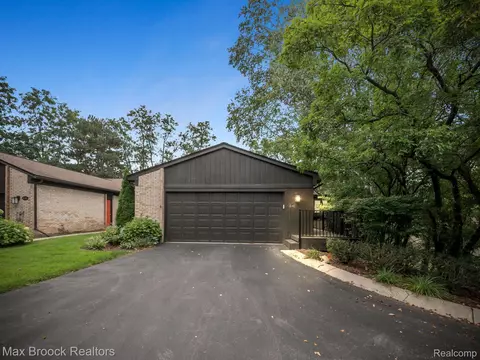 4140 Wabeek Lake Dr S Bldg 3 Dr S #9, Bloomfield Hills, MI 48302