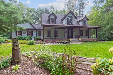 7330 River Pines Trl, Brighton, MI 48116
