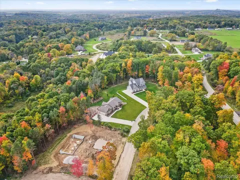 12795 Elk Run Pkwy, Groveland, MI 48442