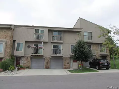835 Oak Brook Ridge Dr, Rochester Hills, MI 48307