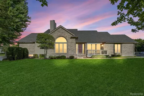 4233 Reflections Dr, Sterling Heights, MI 48314