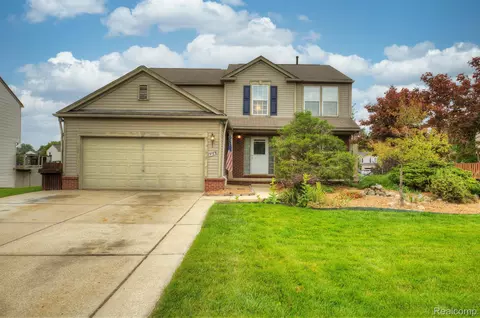 783 Deer Path Trl, Waterford, MI 48327