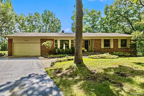 7371 Oak Forest Dr, Clarkston, MI 48346