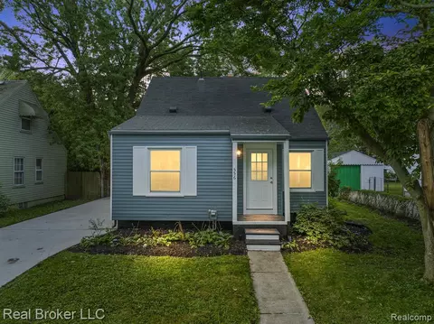 556 E Baker Ave, Clawson, MI 48017