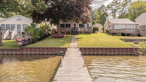 8860 Rushside Dr, Pinckney, MI 48169