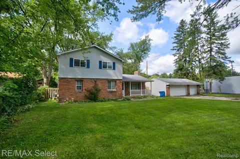 2955 Kenford Rd, Waterford, MI 48329