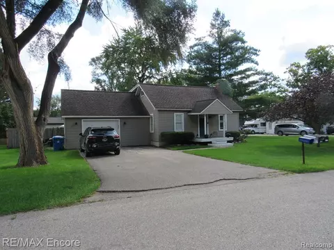 4030 Laforest Dr, Waterford, MI 48329