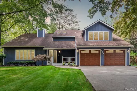 6005 Woodpark Dr, Midland, MI 48640