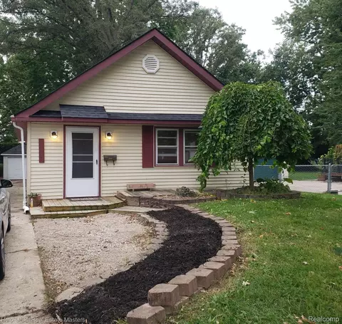 21532 Elizabeth St, Saint Clair Shores, MI 48080