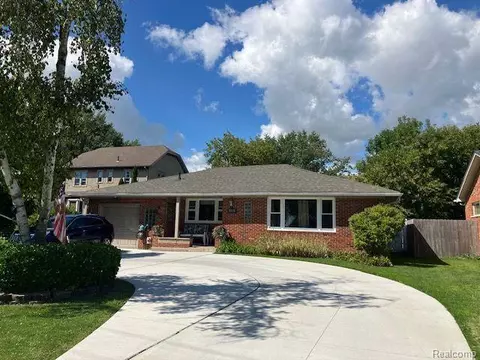 33931 Jefferson Ave, Saint Clair Shores, MI 48082