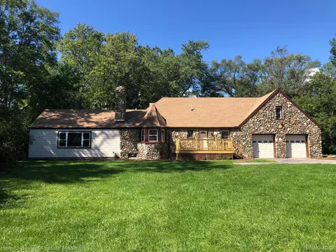 3135 Strawberry Ln, Port Huron, MI 48060
