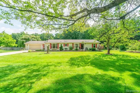 21181 Wilmot Rd, Belleville, MI 48111