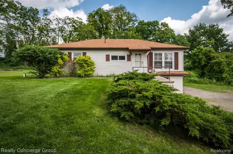 7525 Challis Rd, Brighton, MI 48116