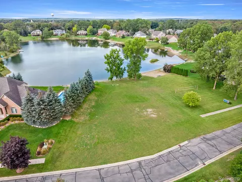 4544 Coastal Pkwy, White Lake, MI 48386