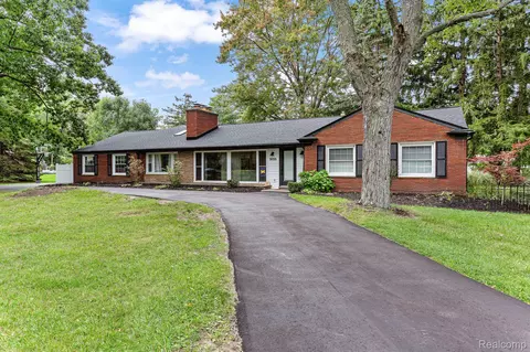 30155 Leemoor St, Beverly Hills, MI 48025