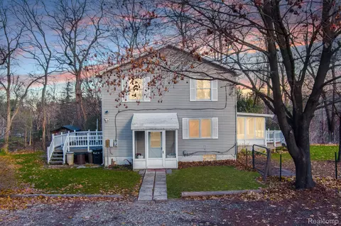 1735 N Duck Lake Rd, Highland, MI 48356