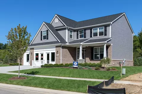 8696 Sawgrass Ln, White Lake, MI 48386