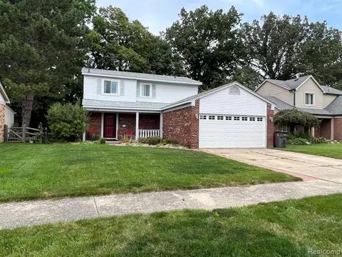 18125 Foxpointe Dr, Clinton Township, MI 48038