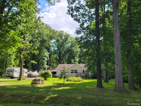 5242 E Court St S, Burton, MI 48509