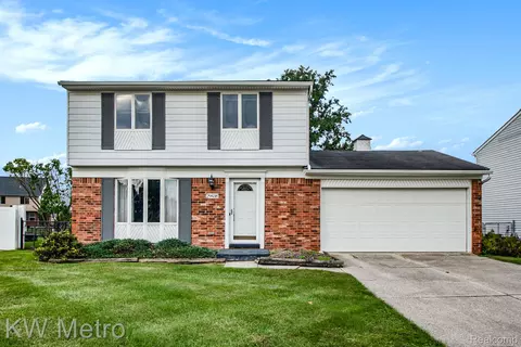 29438 Cambridge St, Flat Rock, MI 48134