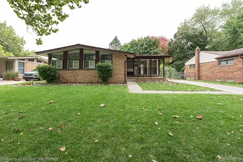 17254 Rougeway St, Livonia, MI 48152
