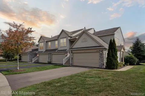 26627 Kirkway Cir, Woodhaven, MI 48183