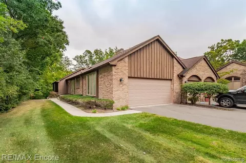 23740 Overlook Cir, Bingham Farms, MI 48025