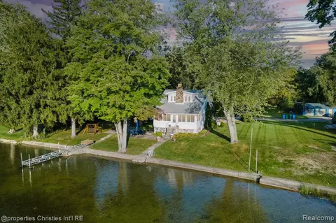4001 Burnet Rd, Commerce Twp, MI 48382