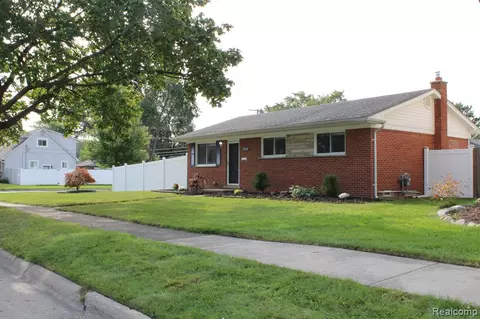 23546 Deziel St, Saint Clair Shores, MI 48082