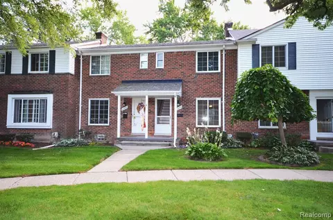 22843 Lakeshore Dr, Saint Clair Shores, MI 48080