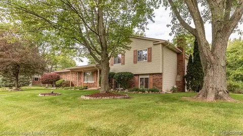 10597 Villa Dr, Brighton, MI 48114