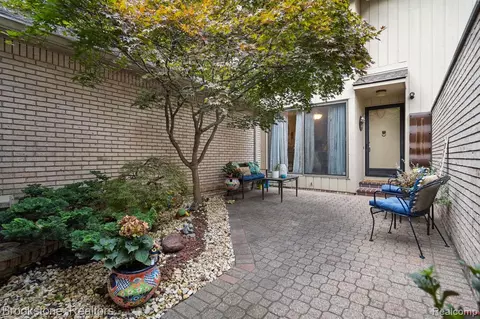 1213 Woodcrest Cir, Bloomfield Hills, MI 48304