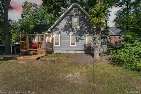 210 W Canyon Dr, Milford, MI 48380