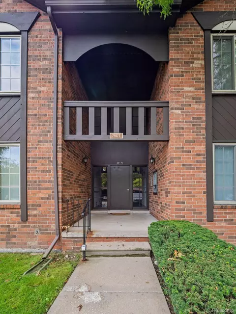 29177 Wellington Crt Ct #52, Southfield, MI 48034