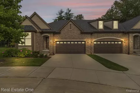 1075 Hampshire Ct, Rochester, MI 48307