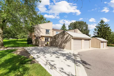 798 Oak Brook Ridge Dr, Rochester Hills, MI 48307
