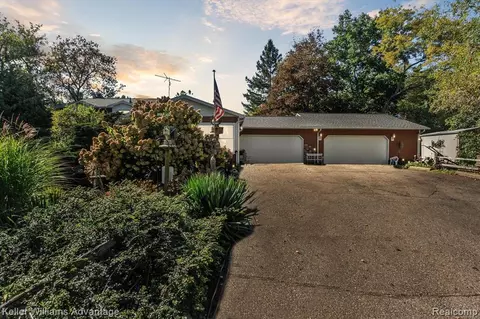 8135 Hickory Ridge Rd, Holly, MI 48442