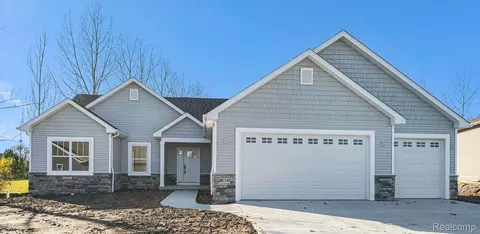 16341 Silver Fox Cir, Fenton, MI 48451