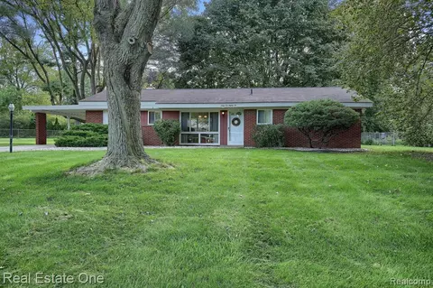 6582 Pear Ln, Clarkston, MI 48346