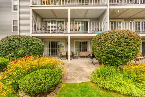 3553 Port Cove Dr #33, Waterford, MI 48328